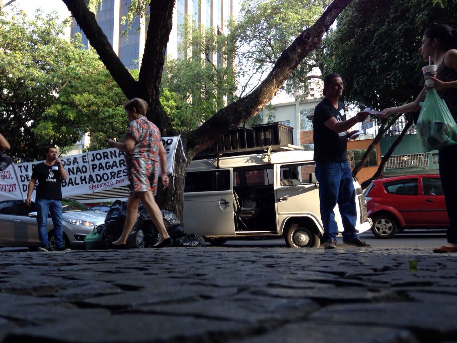 Jornalistas informam população sobre calote dos Diários Associados