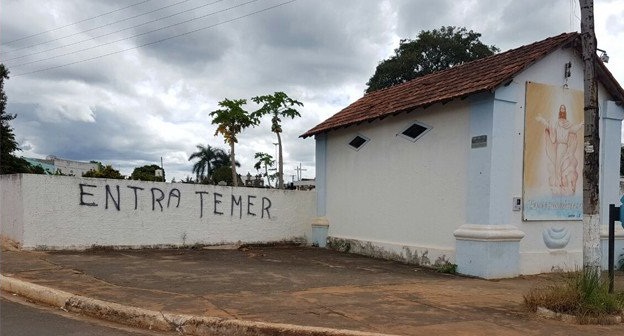 Em protesto inusitado, funcionário de cemitério escreve ‘entra Temer’