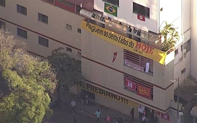 Ex-funcionários do jornal Hoje em Dia mantêm pelo 2º dia ocupação da antiga sede da empresa em BH