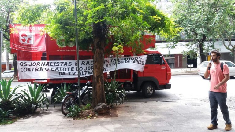 Sindicatos protestam na porta do Estado de Minas no dia em que o jornal completa 90 anos