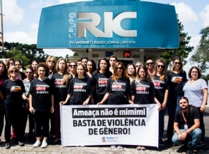 Manifestação cobra posição da RIC em defesa da jornalista Giulianne Kuiava
