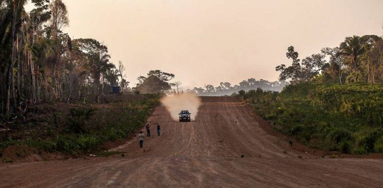 As mil batalhas pela terra que incendeiam a Amazônia