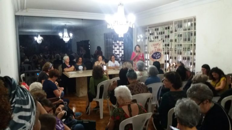 Ato em solidariedade à jornalista Patrícia Campos Mello reúne mulheres na sede do SJPMG