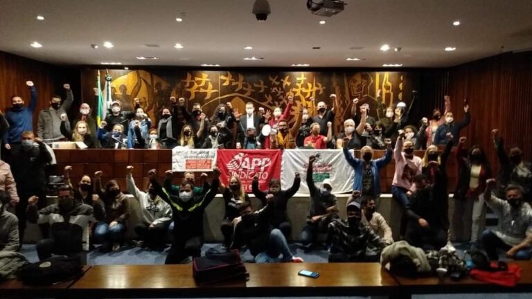 Trabalhadores ocupam Assembleia do Paraná em defesa da educação pública; Fenaj apoia