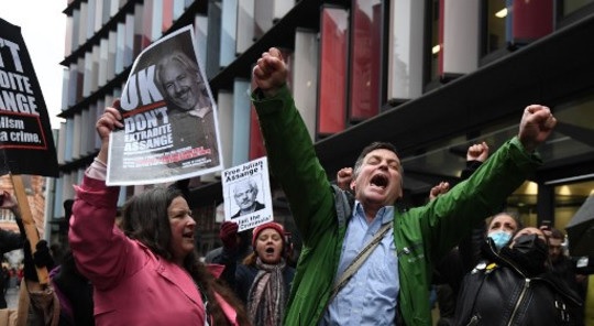 FIJ saúda decisão de não extraditar Julian Assange