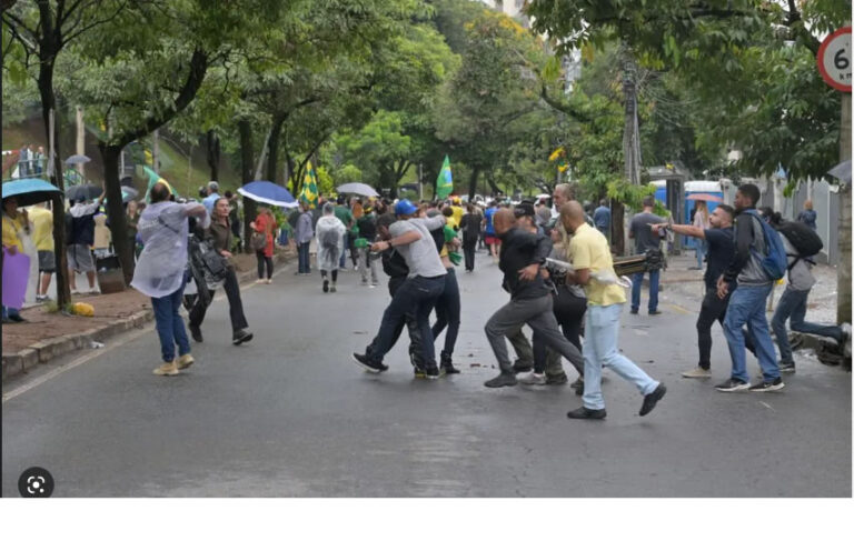 Todos as pessoas que aparecem nas imagens agredindo os jornalistas foram identificadas pela Polícia. foto: O Tempo