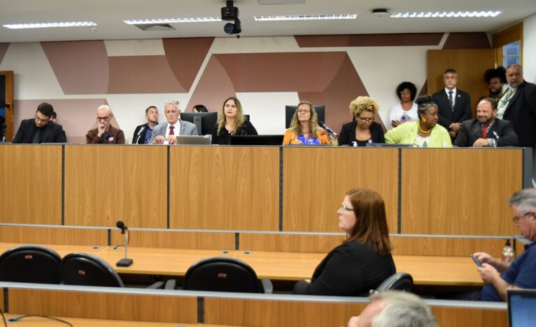 Mesa dos especialistas participantes da discussão sobre fake news e violência nas escolas. Foto: Henrique Chendes - ALMG