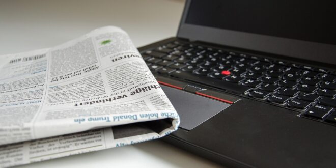 foto ilustrativa: jornal sobre computador pessoal. Pixabay
