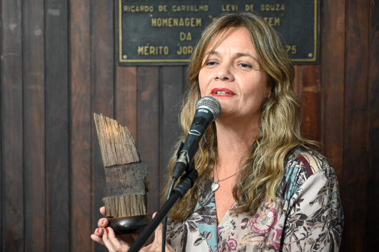 Alessandra Mello discursa ao se despedir da presidência do SJPMG. foto: Leandro Couri