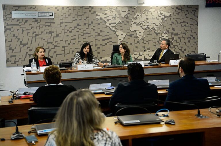 Samira Castro, Patrícia Blanco (2ª à dir.) e Ricardo Ortiz ouvem Maria José Braga (2ª à esq.) Pedro França/Agência Senado