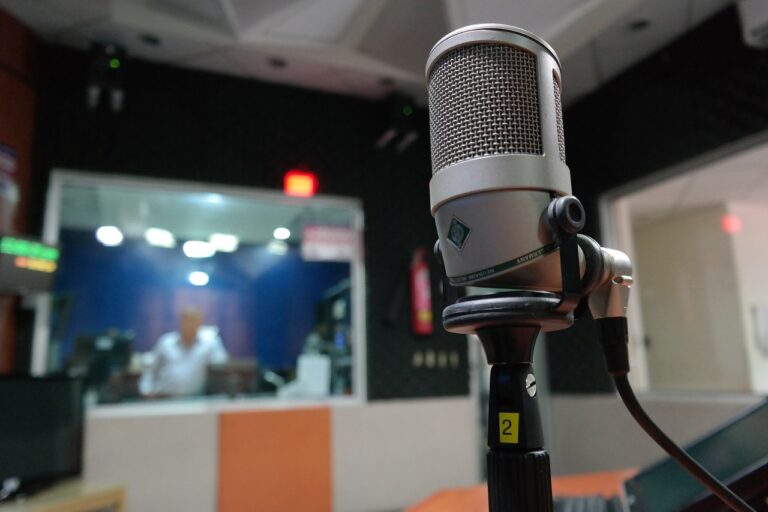 Estúdio de rádio moderno, com destaque para o microfone - Foto: Pixabay