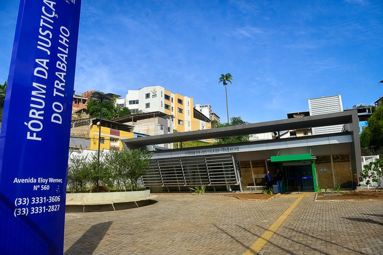 foto de unidade da justica do trabalho com destaque para placa de identificação - autor: trt 3 regiao