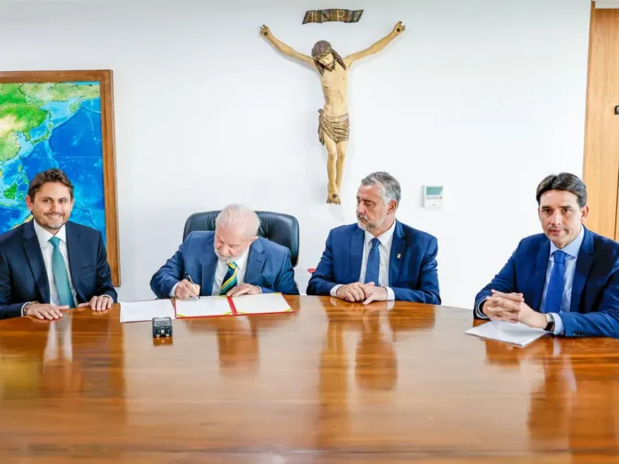 Presidente da República, Luiz Inácio Lula da Silva e o Ministro das Comunicações, Juscelino Filho, durante a assinatura de sanção do PL 7/2023, no Palácio do Planalto. Brasília - DF. Foto: Ricardo Stuckert/PR