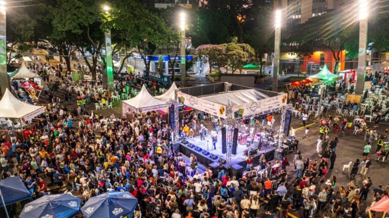 A cultura mineira será celebrada no coração de Belo Horizonte neste domingo (5), com a quarta edição do Made in Minas Gerais, festival que celebra a cozinha típica, o queijo e a viola caipira, tomará a Praça da Savassi, das 10h às 19h. Gratuito, o evento leva cultura, gastronomia e ações sociais ao encontro, que tem a viola como tema da edição. O festival também reunirá grandes nomes do instrumento sobre o palco, como Chico Lobo, Letícia Leal e a Orquestra Mineira de Viola Caipira.