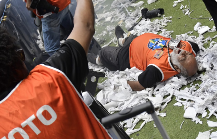 Fotógrafo Nuremberg José Maria precisou ser hospitalizado após ser atingido por bomba na Arena MRV Foto: Dhavid Normando/Folhapress Fotógrafo Nuremberg José Maria precisou ser hospitalizado após ser atingido por bomba na Arena MRV Foto: Dhavid Normando/Folhapress
