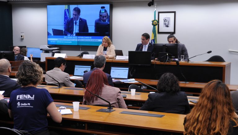 debate sobre exigencia do diploma Renato Araujo - Camara dos Deputados Renato Araújo/Câmara dos Deputados Comissão de Comunicação da Câmara realizou audiência pública sobre o tema Fonte: Agência Câmara de Notícias Fonte: Agência Câmara de Notícias